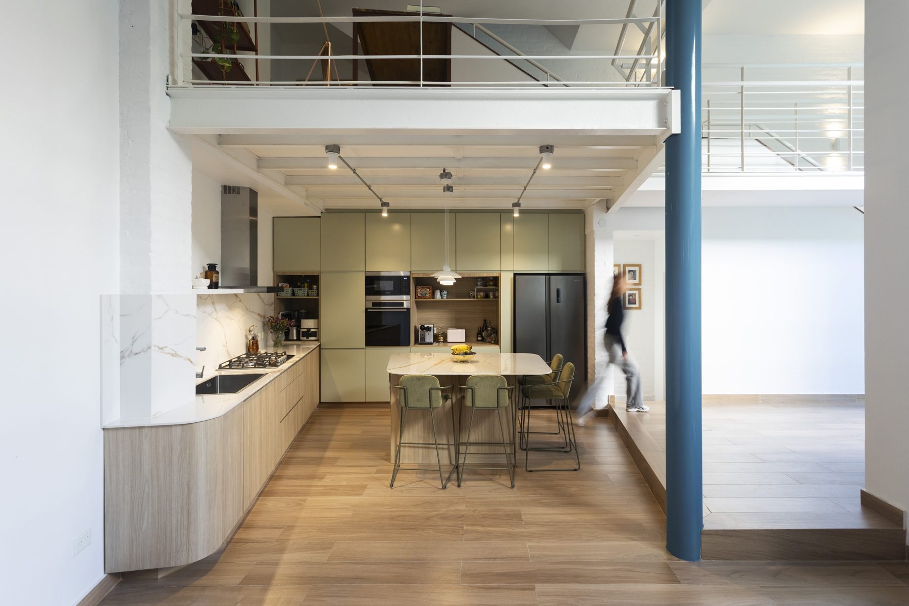 Casa Diagonal — cocina y columna azul